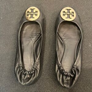 Tory Burch Reva ballet flats. Black leather gold medallion